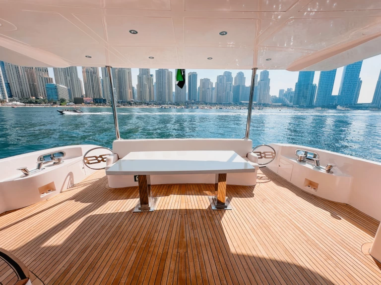 Wynajmij Luksusowy jacht z lub bez skippera Sunseeker w Dubaï harbour