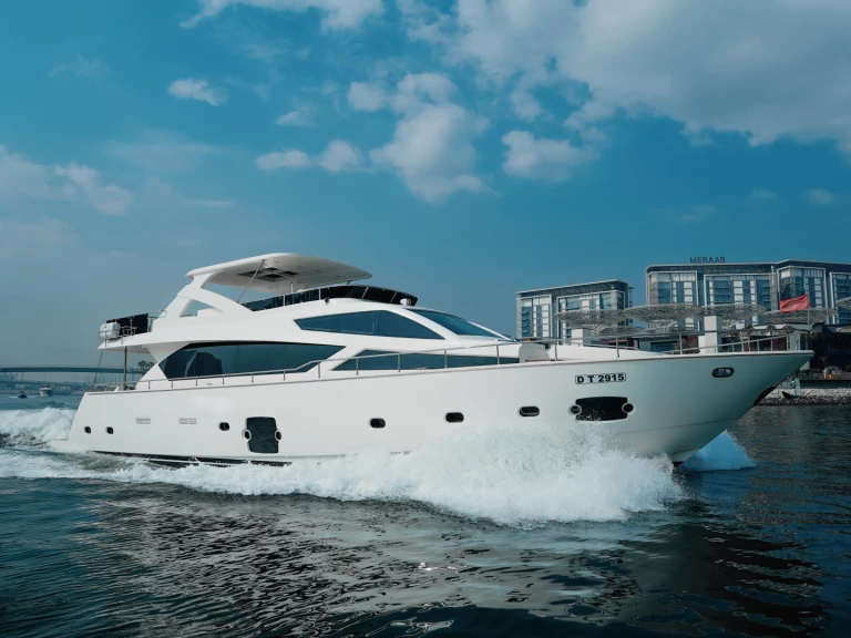 Sunseeker Polans między profesjonalistami a osobami prywatnymi w Dubaï harbour