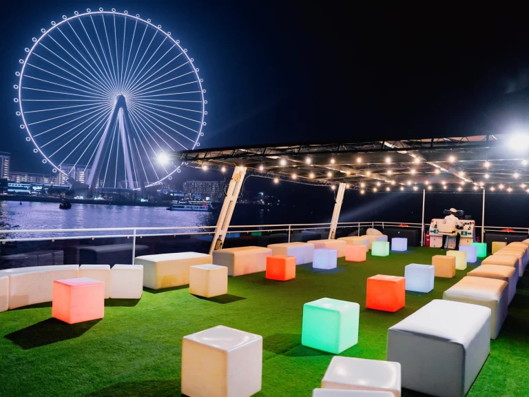 Wynajmij Luksusowy jacht z lub bez skippera Sunseeker w Dubaï harbour