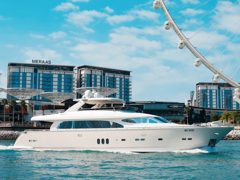 Sunseeker A3 między profesjonalistami a osobami prywatnymi w Dubaï harbour