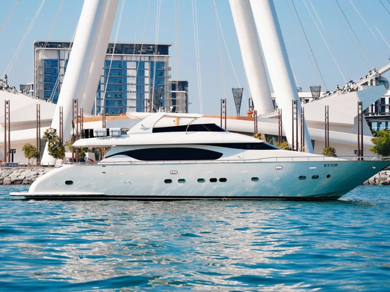 Sunseeker X8 między profesjonalistami a osobami prywatnymi w Dubaï harbour