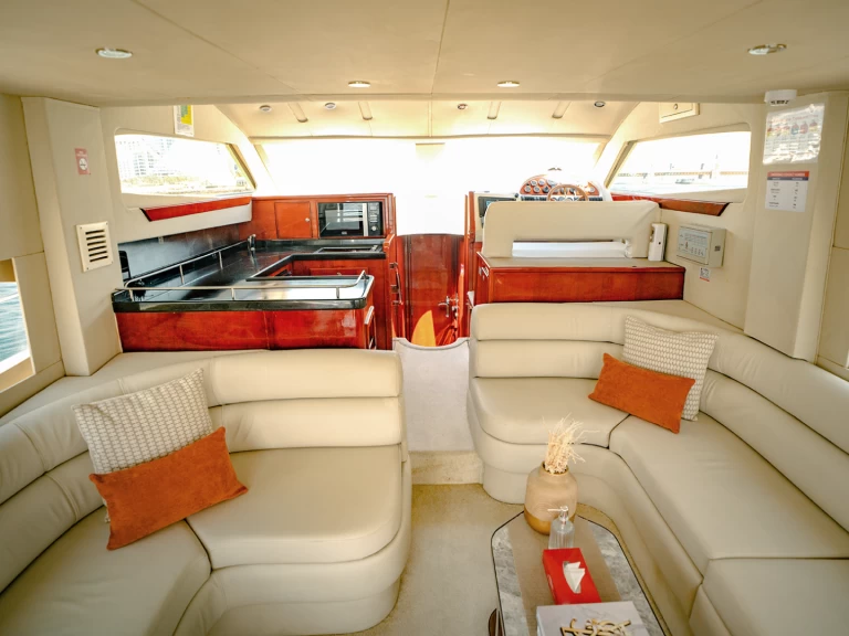 Sunseeker X8 między profesjonalistami a osobami prywatnymi w Dubaï harbour