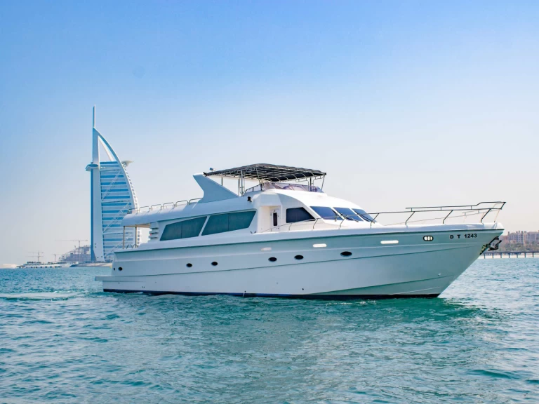 Wynajem Luksusowy jacht w Dubaï harbour - Sunseeker Aura