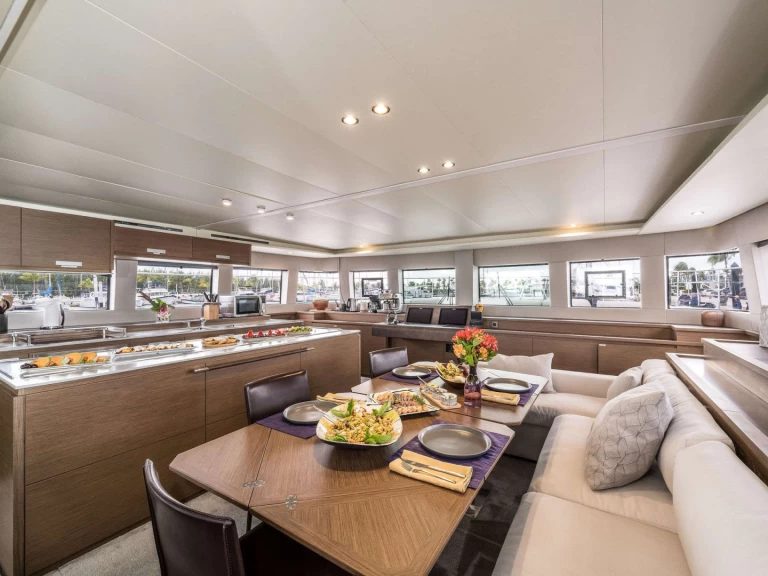 Wynajem Katamaran Lagoon z patentem 