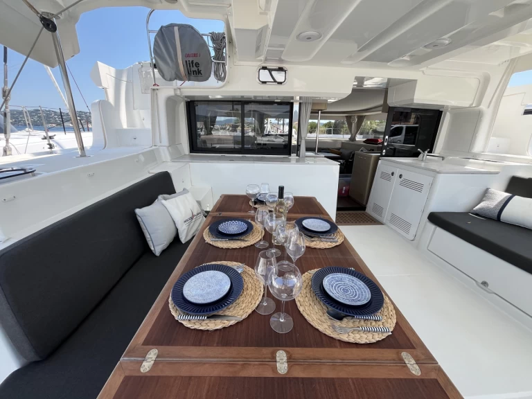 Lagoon Lagoon 46 między profesjonalistami a osobami prywatnymi w Port Grimaud