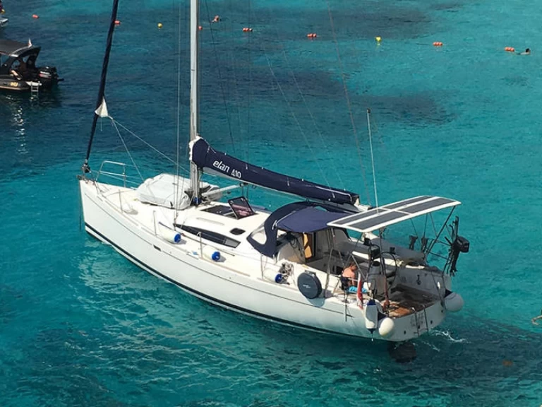 Elan Elan 410 między profesjonalistami a osobami prywatnymi w La Trinité-sur-Mer
