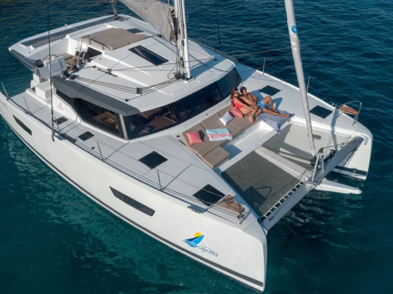 Fountaine Pajot Astrea 42 między profesjonalistami a osobami prywatnymi w Sète