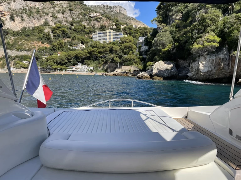 Sunseeker superhawk 34 między profesjonalistami a osobami prywatnymi w Beaulieu-sur-Mer
