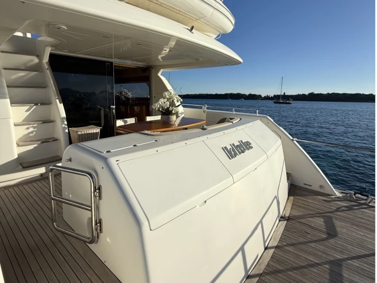 Uniesse 72 Flybridge między profesjonalistami a osobami prywatnymi w Fontvieille