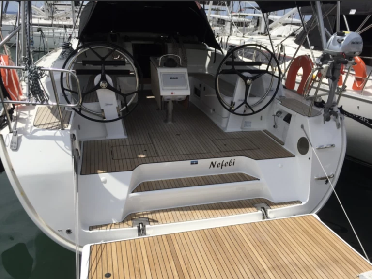 Bavaria Cruiser 46 między profesjonalistami a osobami prywatnymi w Skiathos