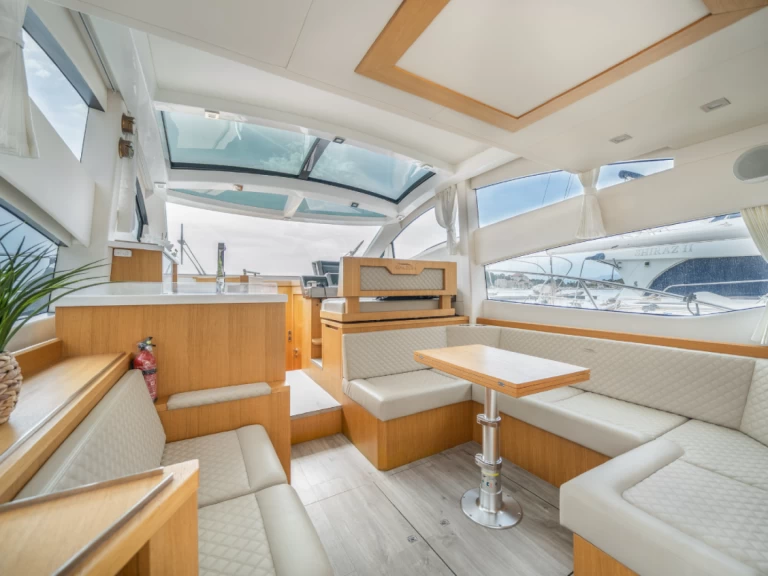 Wynajmij Galeon Galeon 430 Skydeck w Makarska