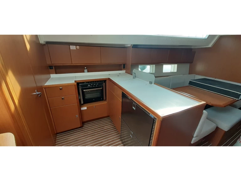 Wynajem Żaglowiec Bavaria z patentem 