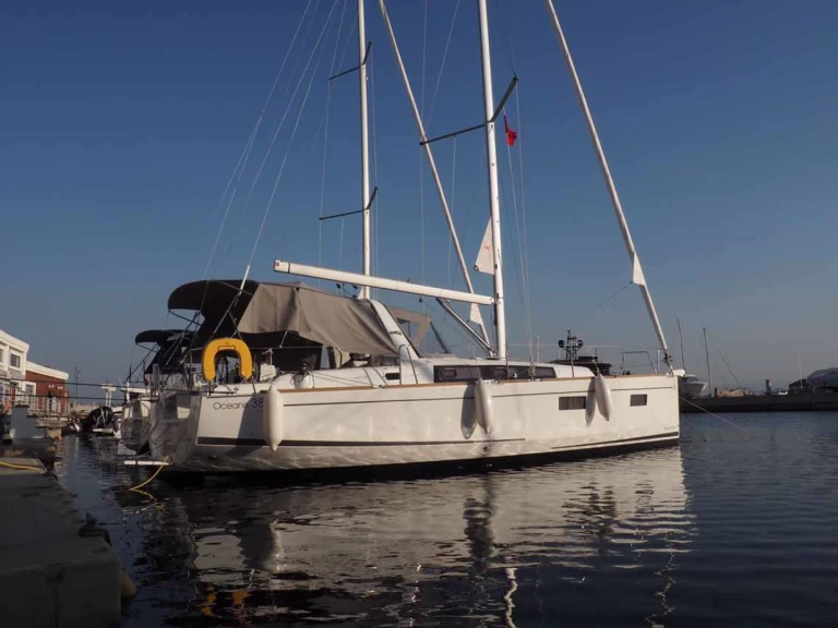 Wynajem Żaglowiec Bénéteau z patentem 