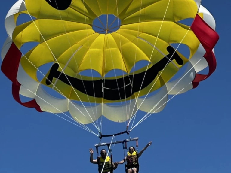 Mercan Parasailing 28 między profesjonalistami a osobami prywatnymi w Torre Vado