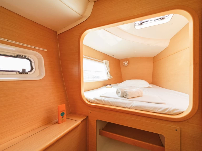 Lagoon Lagoon 380 między profesjonalistami a osobami prywatnymi w Kavála