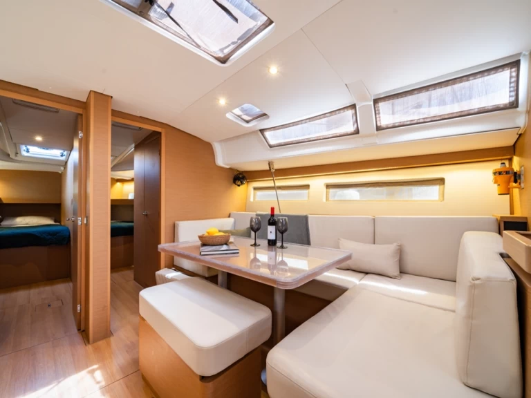 Wynajmij Jeanneau Sun Odyssey 490 w Nea Peramos