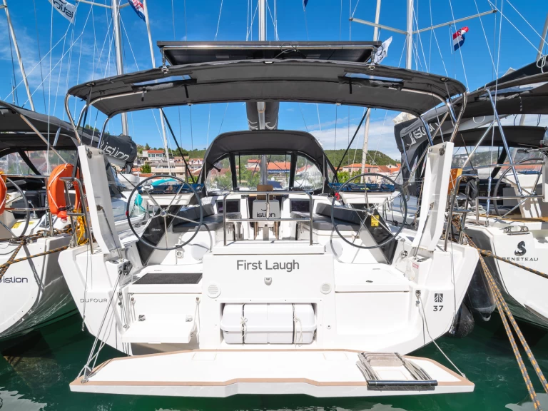 Dufour Dufour 37 między profesjonalistami a osobami prywatnymi w Skradin