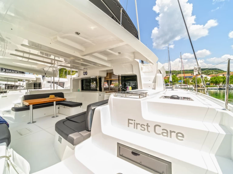 Wynajmij Katamaran z lub bez skippera Lagoon w Skradin