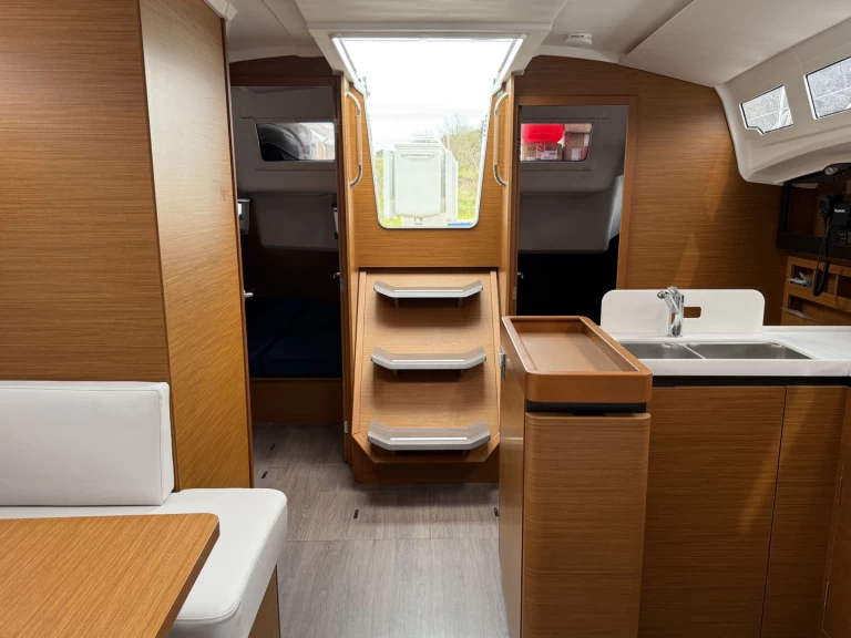 Jeanneau Sun Odyssey 410 między profesjonalistami a osobami prywatnymi w Punat