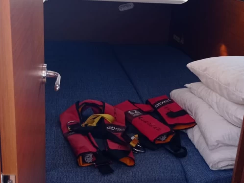 Wynajem Żaglowiec Jeanneau z patentem 