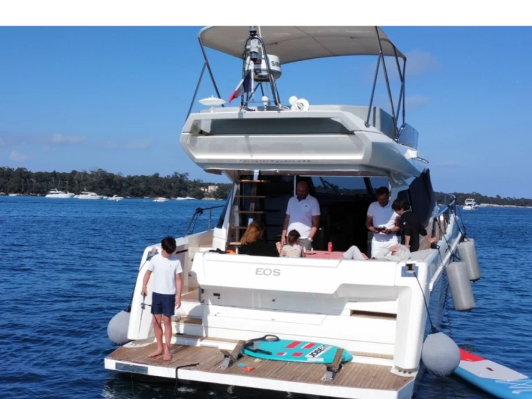 Ferretti 450 FLY między profesjonalistami a osobami prywatnymi w La Napoule