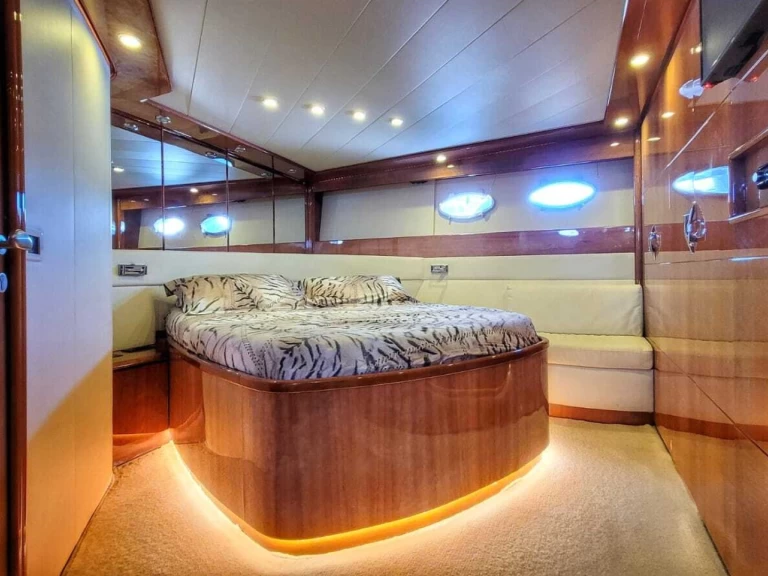 Wynajem Motorówka Pershing z patentem 