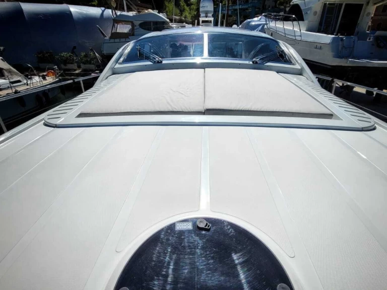 Pershing Pershing 65 między profesjonalistami a osobami prywatnymi w Portofino