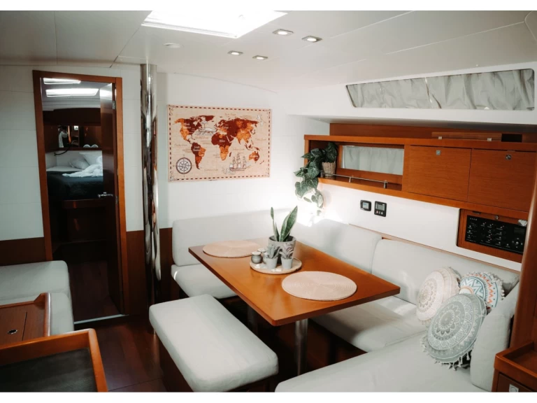 Żaglowiec do wynajmu w Alimos w najlepszej cenie