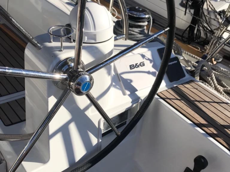 Wynajem Żaglowiec Jeanneau z patentem 