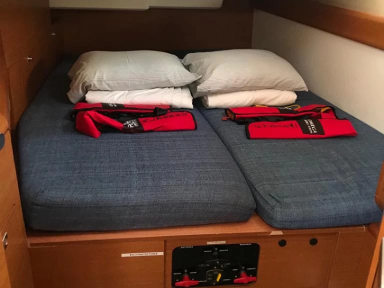 Wynajem Żaglowiec Jeanneau z patentem 