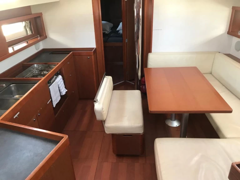 Bénéteau Oceanis 45 między profesjonalistami a osobami prywatnymi w Las Galletas