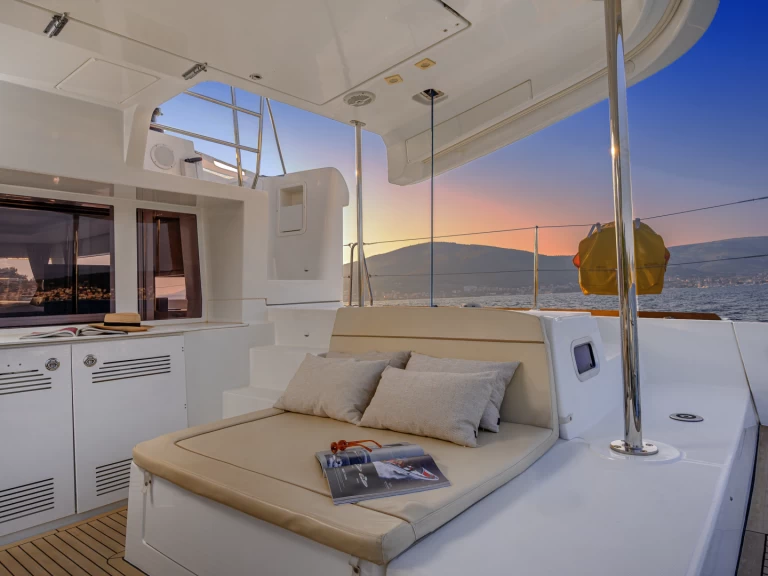 Wynajem Katamaran Lagoon z patentem 