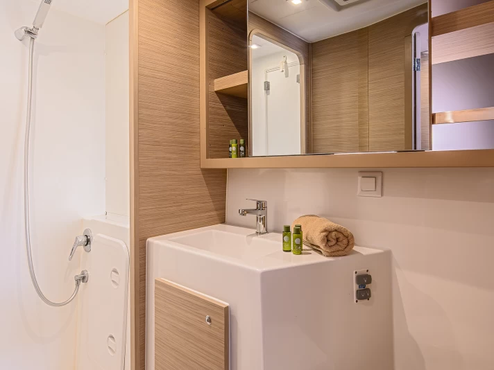 Wynajmij Katamaran z lub bez skippera Lagoon w Trogir