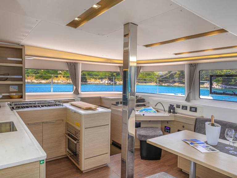 Wynajmij Katamaran z lub bez skippera Lagoon w Trogir