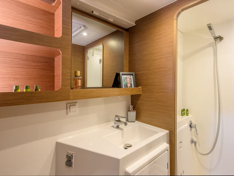 Wynajem Katamaran Lagoon z patentem 