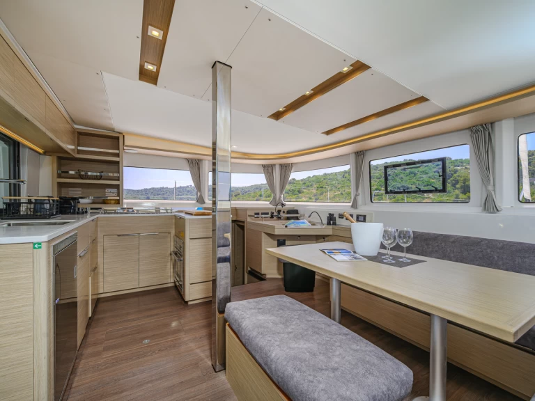 Wynajmij Katamaran z lub bez skippera Lagoon w Trogir