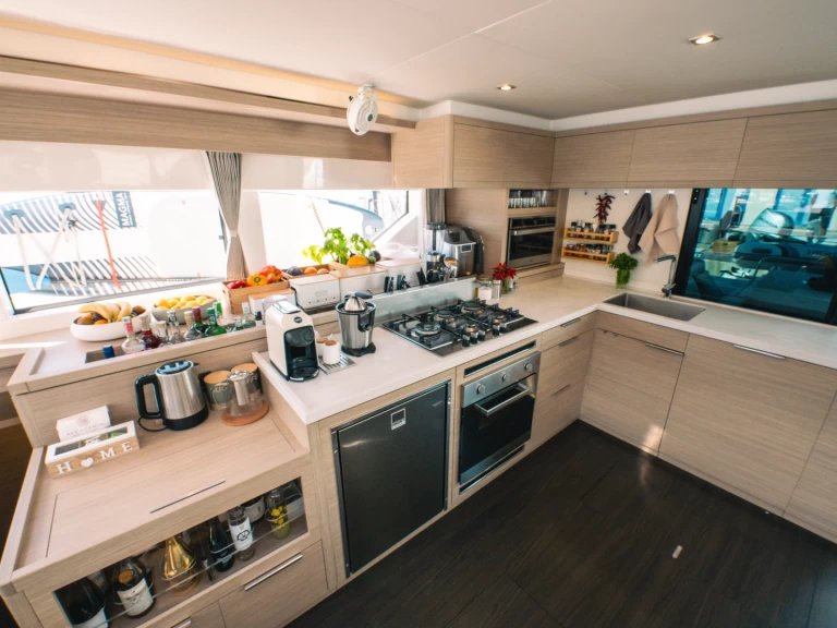 Wynajem Katamaran Lagoon z patentem 