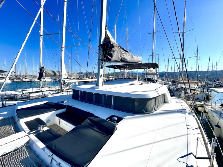 Wynajem Katamaran Lagoon z patentem 