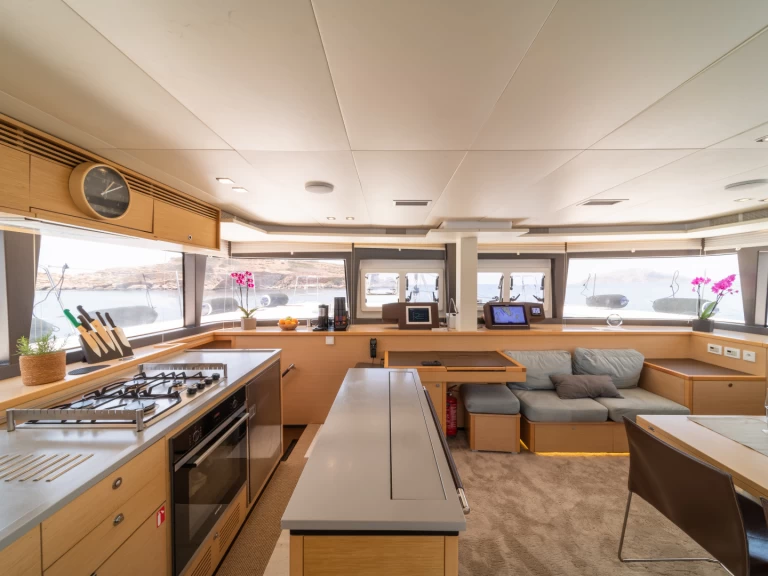 Wynajem Katamaran Lagoon z patentem 