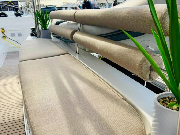 Lagoon Lagoon 46 między profesjonalistami a osobami prywatnymi w Primosten