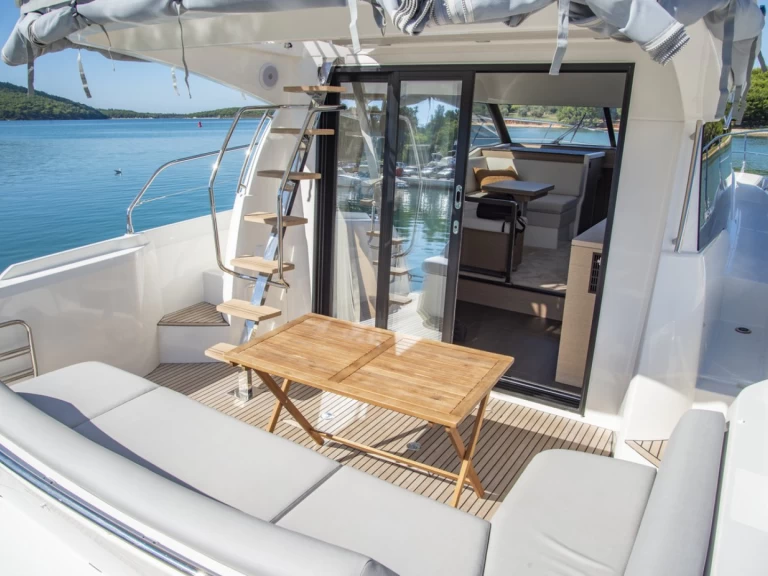 Wynajmij Jeanneau Prestige 420 Fly - 2 cab. w Pula