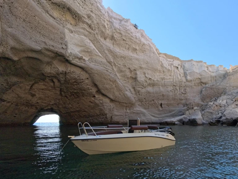 Wynajem łodzi Mílos tanio COBRA 495