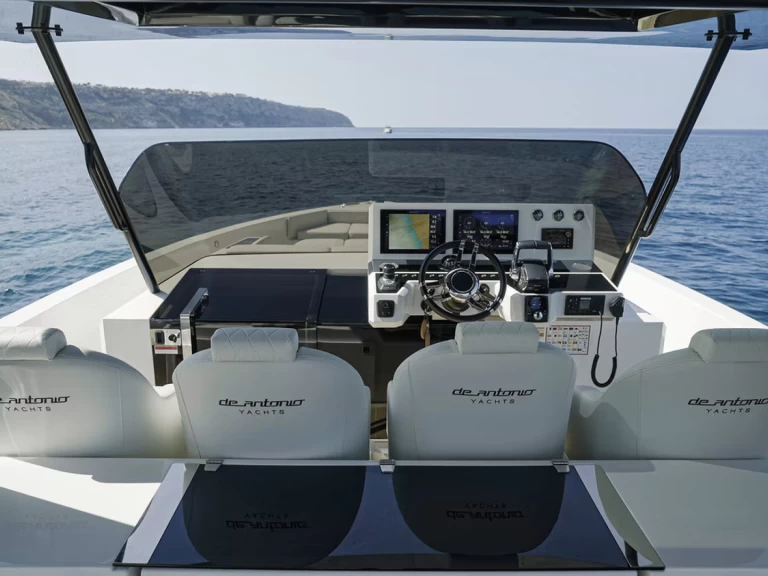 De Antonio D42 między profesjonalistami a osobami prywatnymi w Alyki