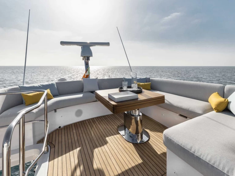 Luksusowy jacht do wynajmu w Polignano a Mare w najlepszej cenie