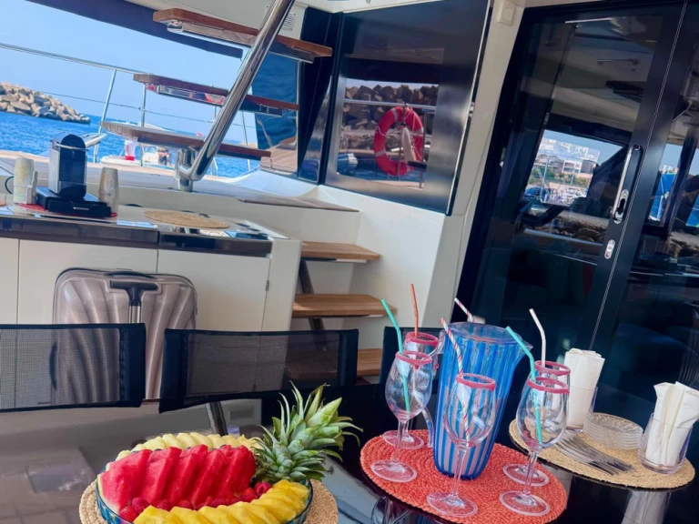 Wynajmij Katamaran z lub bez skippera Lagoon w Barcelona