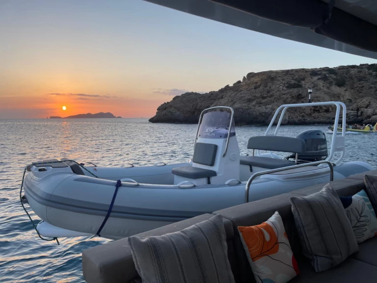 Wynajem Katamaran Lagoon z patentem 