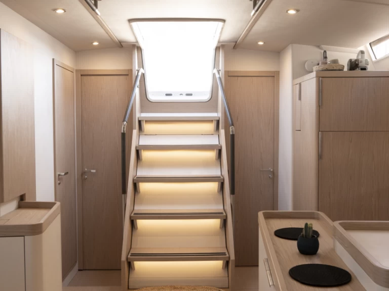 Wynajem Żaglowiec Bénéteau z patentem 