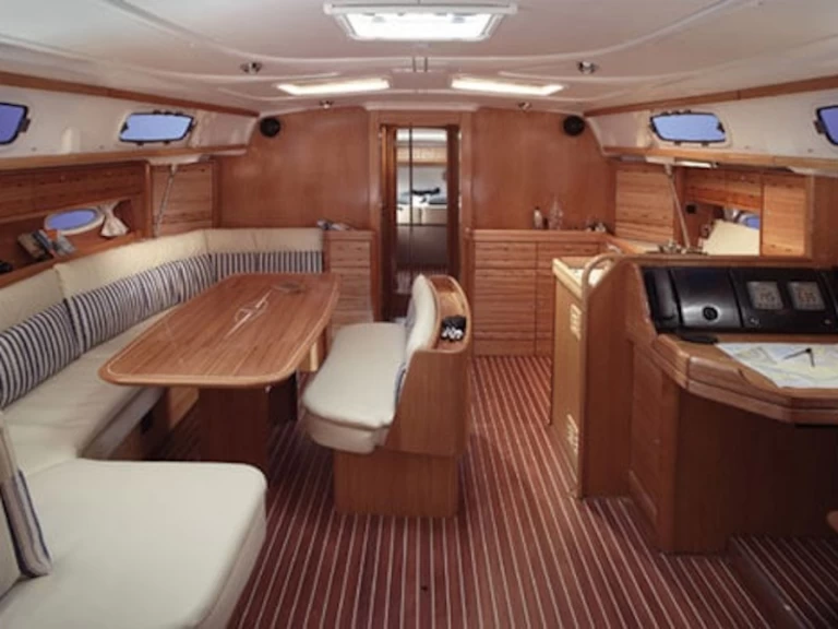 Wynajem łodzi Nikiána tanio Bavaria 50