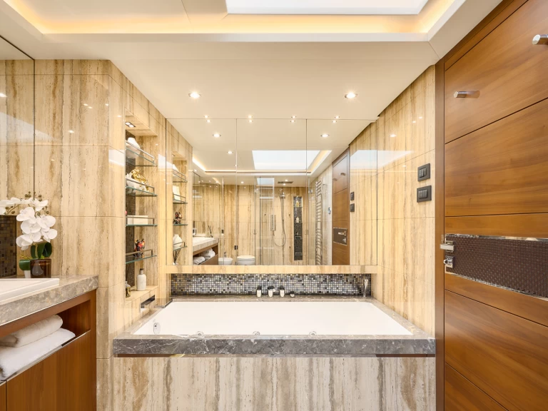 Princess Princess 40m między profesjonalistami a osobami prywatnymi w Split