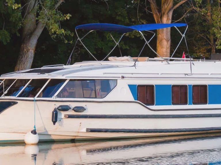 Le Boat Vision 3 między profesjonalistami a osobami prywatnymi w Fontenoy-le-Château